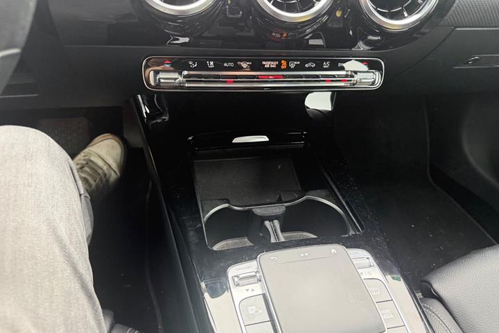 Grå Mercedes A180 d fra 2018