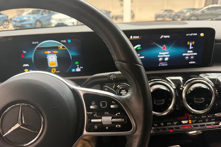 Grå Mercedes A180 d fra 2018