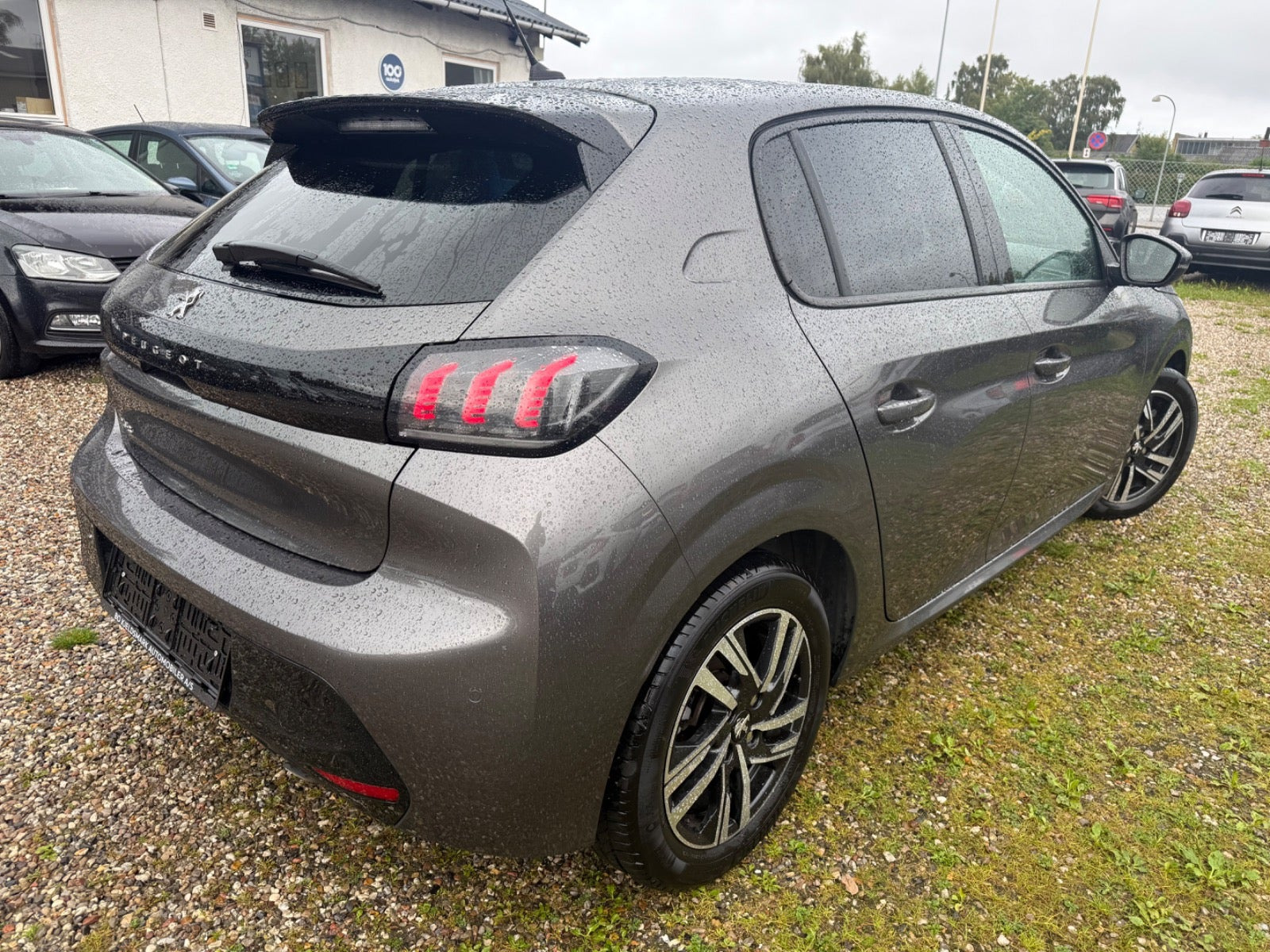Grå Peugeot 208 fra 2020