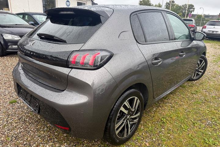 Grå Peugeot 208 fra 2020