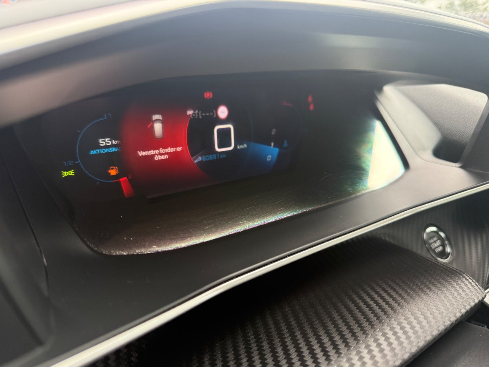 Grå Peugeot 208 fra 2020