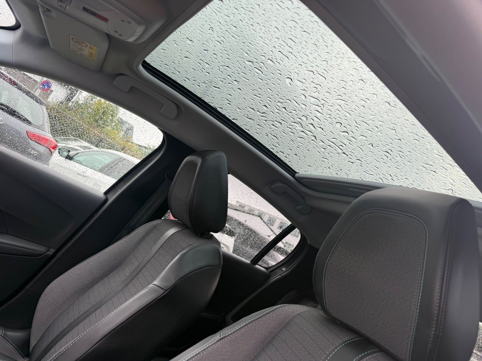 Grå Peugeot 208 fra 2020