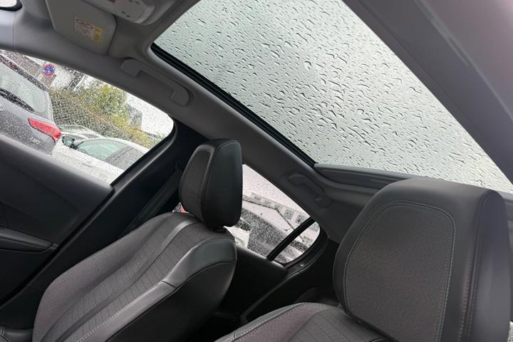 Grå Peugeot 208 fra 2020