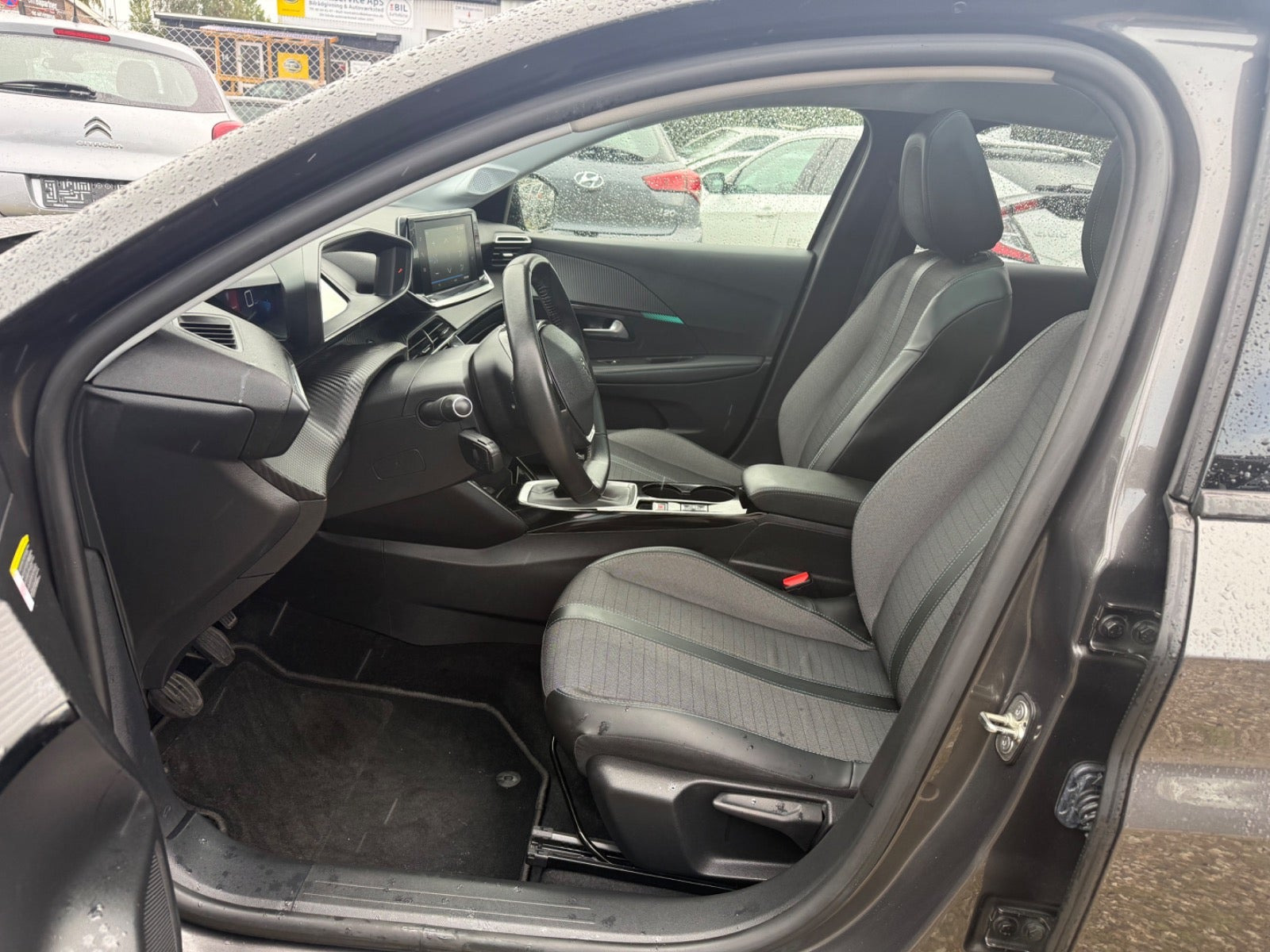 Grå Peugeot 208 fra 2020