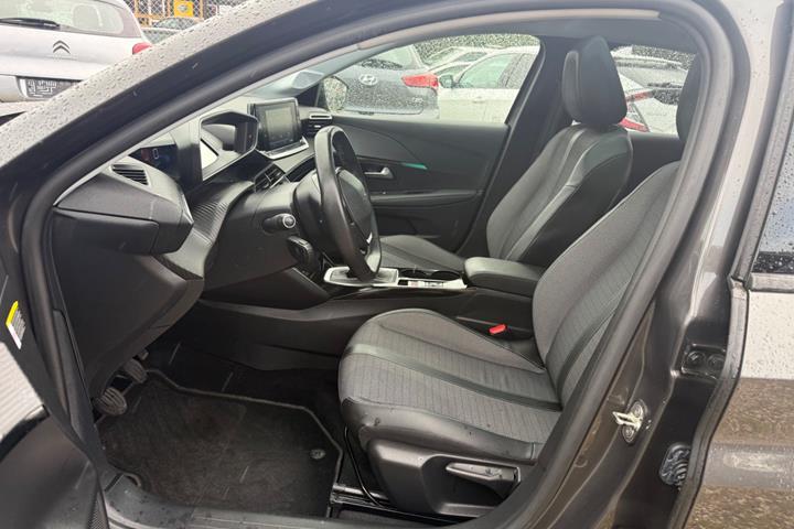 Grå Peugeot 208 fra 2020