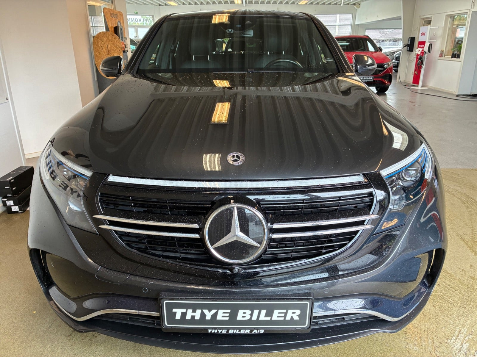 Grå Mercedes EQC400 fra 2020
