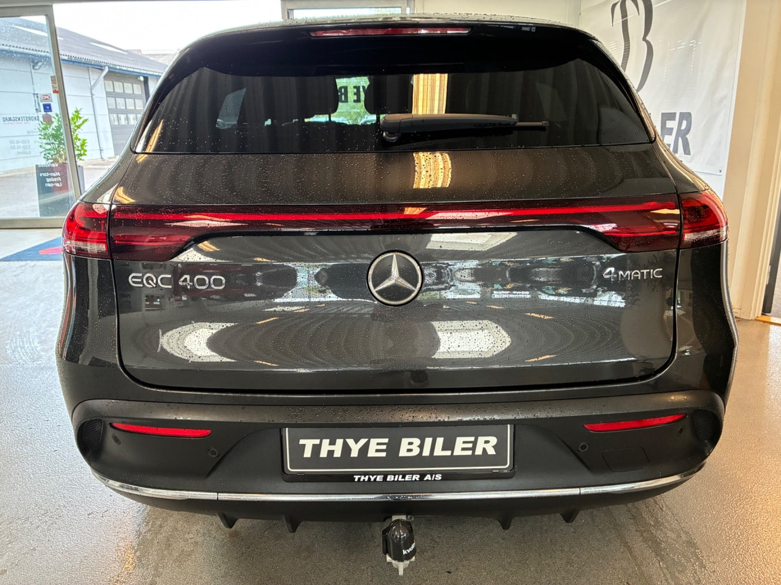 Grå Mercedes EQC400 fra 2020