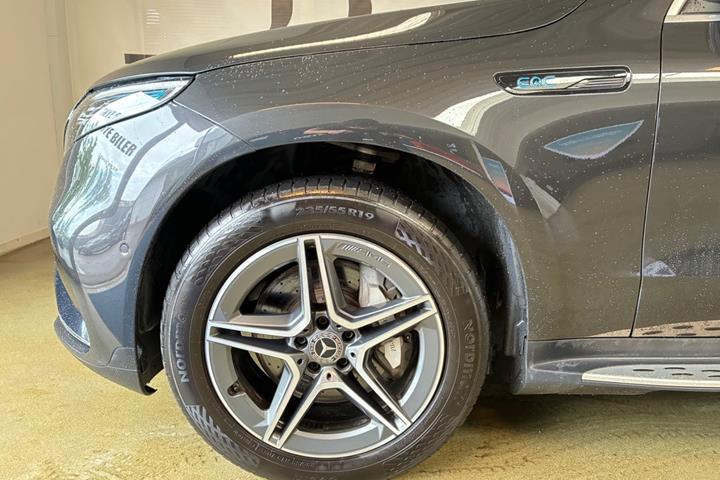 Grå Mercedes EQC400 fra 2020