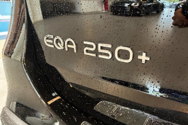 Sort Mercedes EQA250+ fra 2024