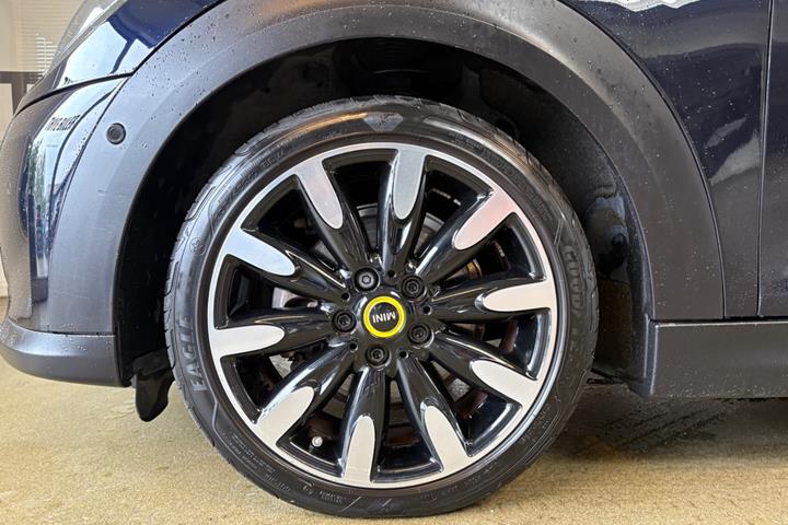 Sort Mini Cooper SE fra 2022