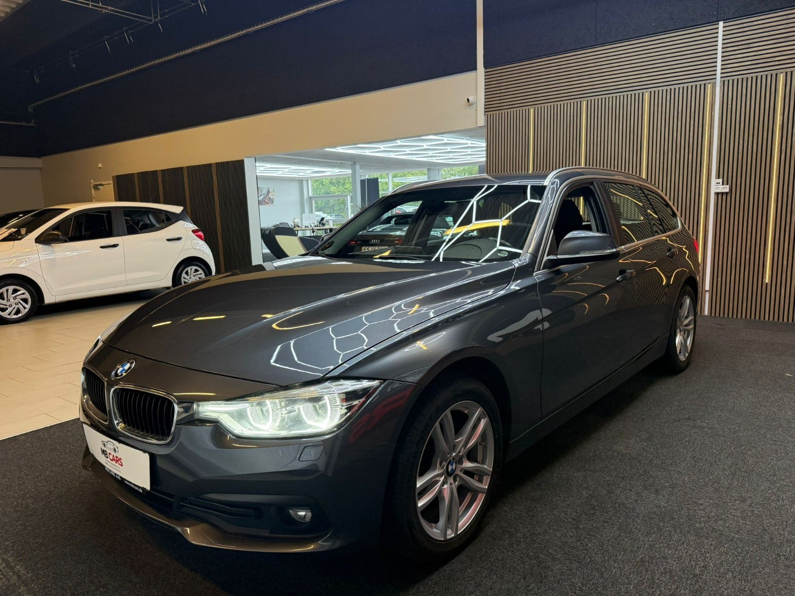 Grå BMW 320d fra 2018