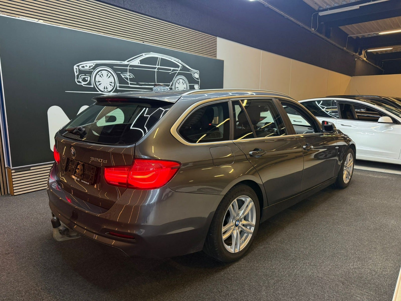 Grå BMW 320d fra 2018