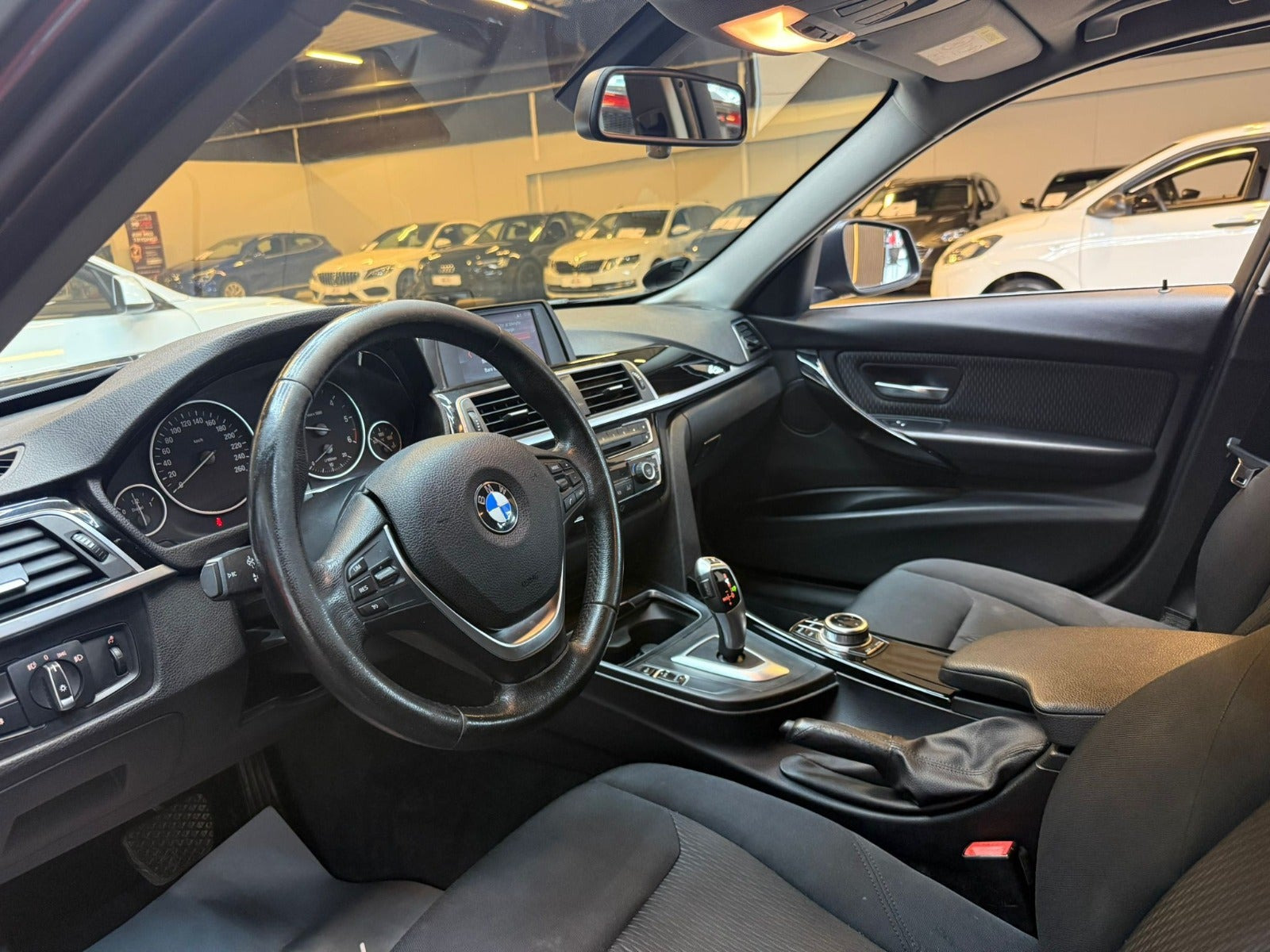 Grå BMW 320d fra 2018