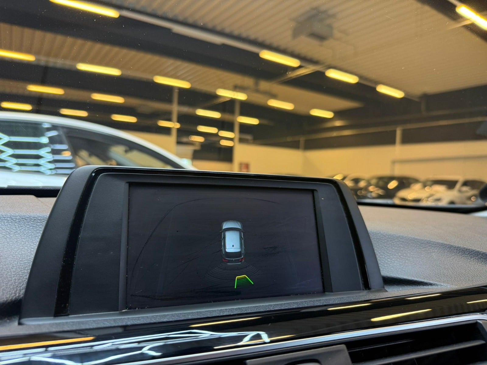 Grå BMW 320d fra 2018