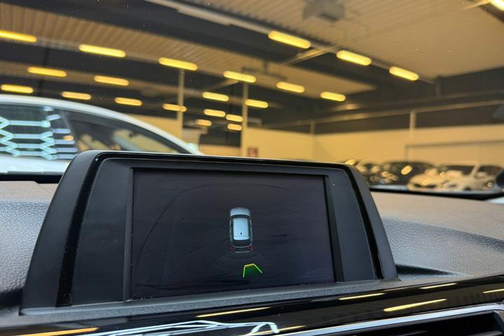 Grå BMW 320d fra 2018