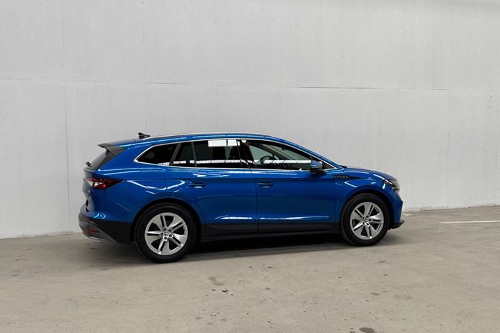 Blå Skoda Enyaq fra 2022