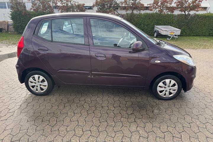 Rød Hyundai i10 fra 2012