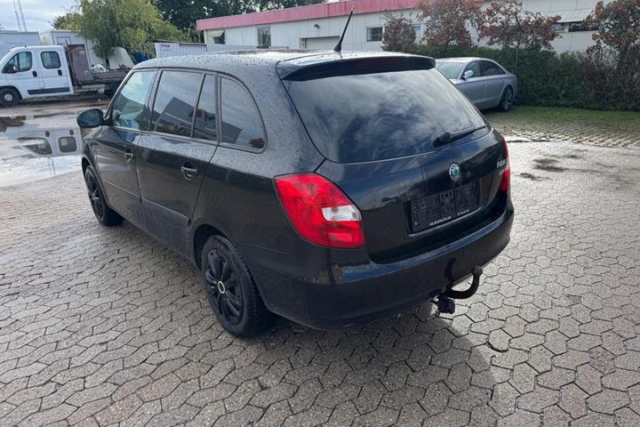 Rød Skoda Fabia fra 2012