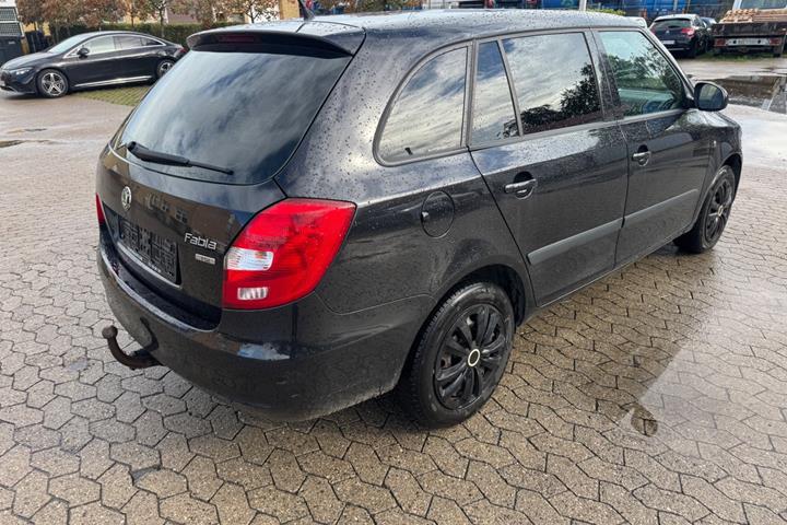 Rød Skoda Fabia fra 2012