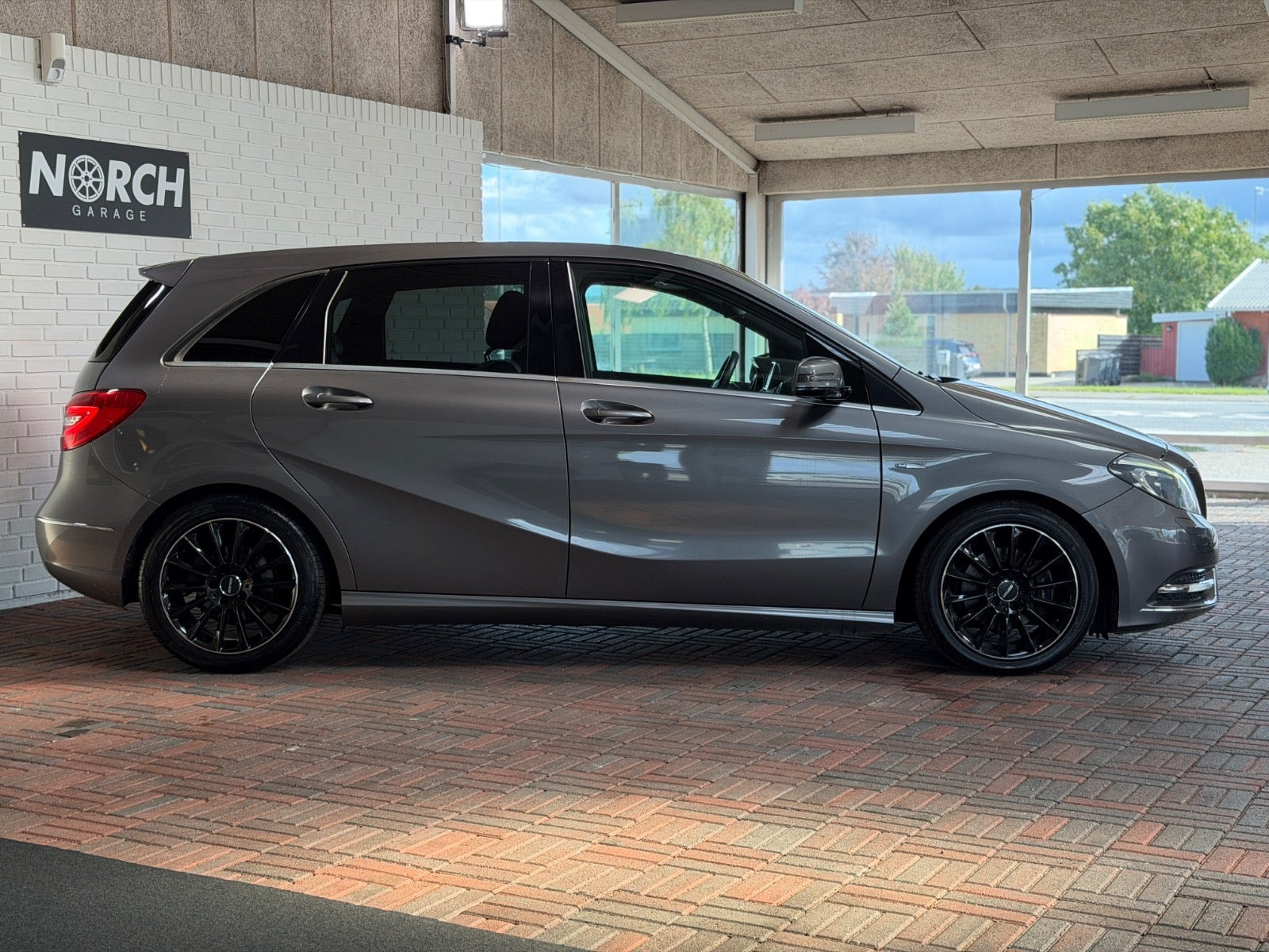 Grå Mercedes B200 fra 2012