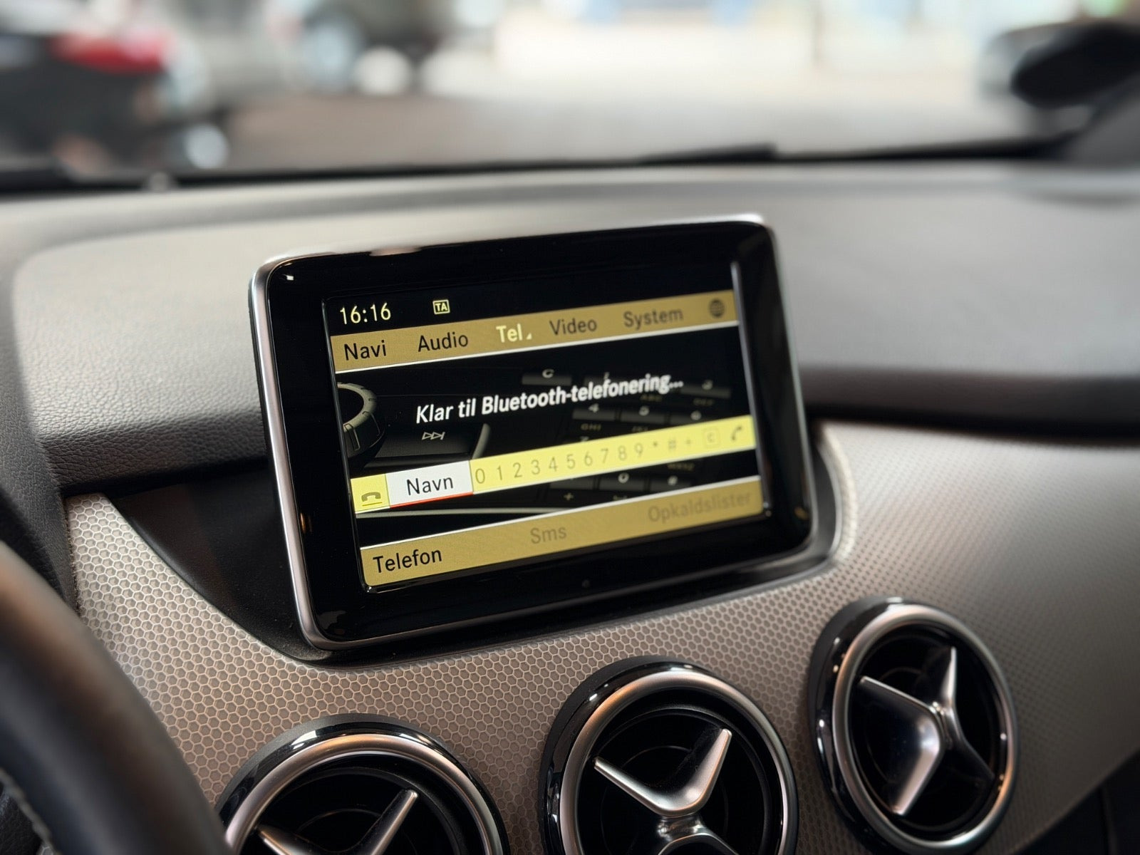 Grå Mercedes B200 fra 2012