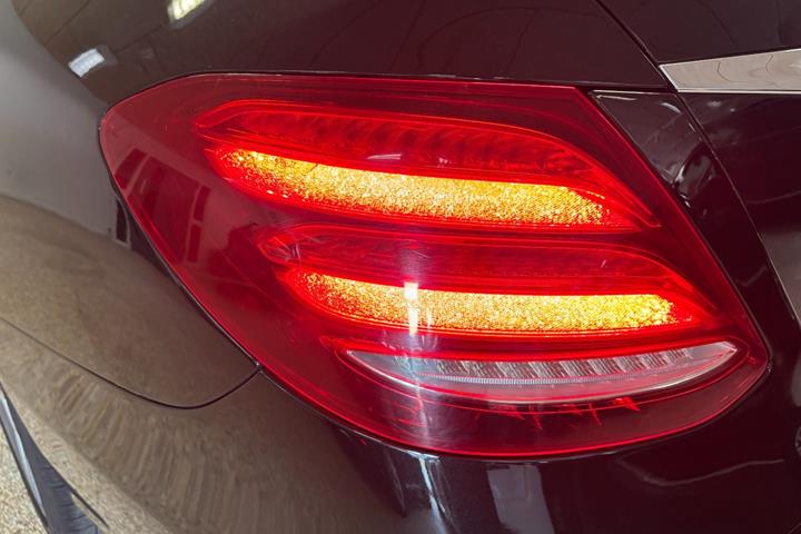 Sort Mercedes E220 d fra 2016