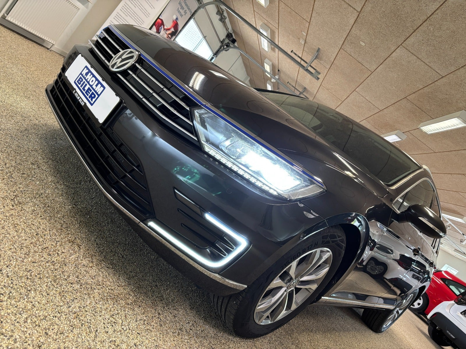Grå VW Passat fra 2018