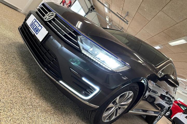 Grå VW Passat fra 2018