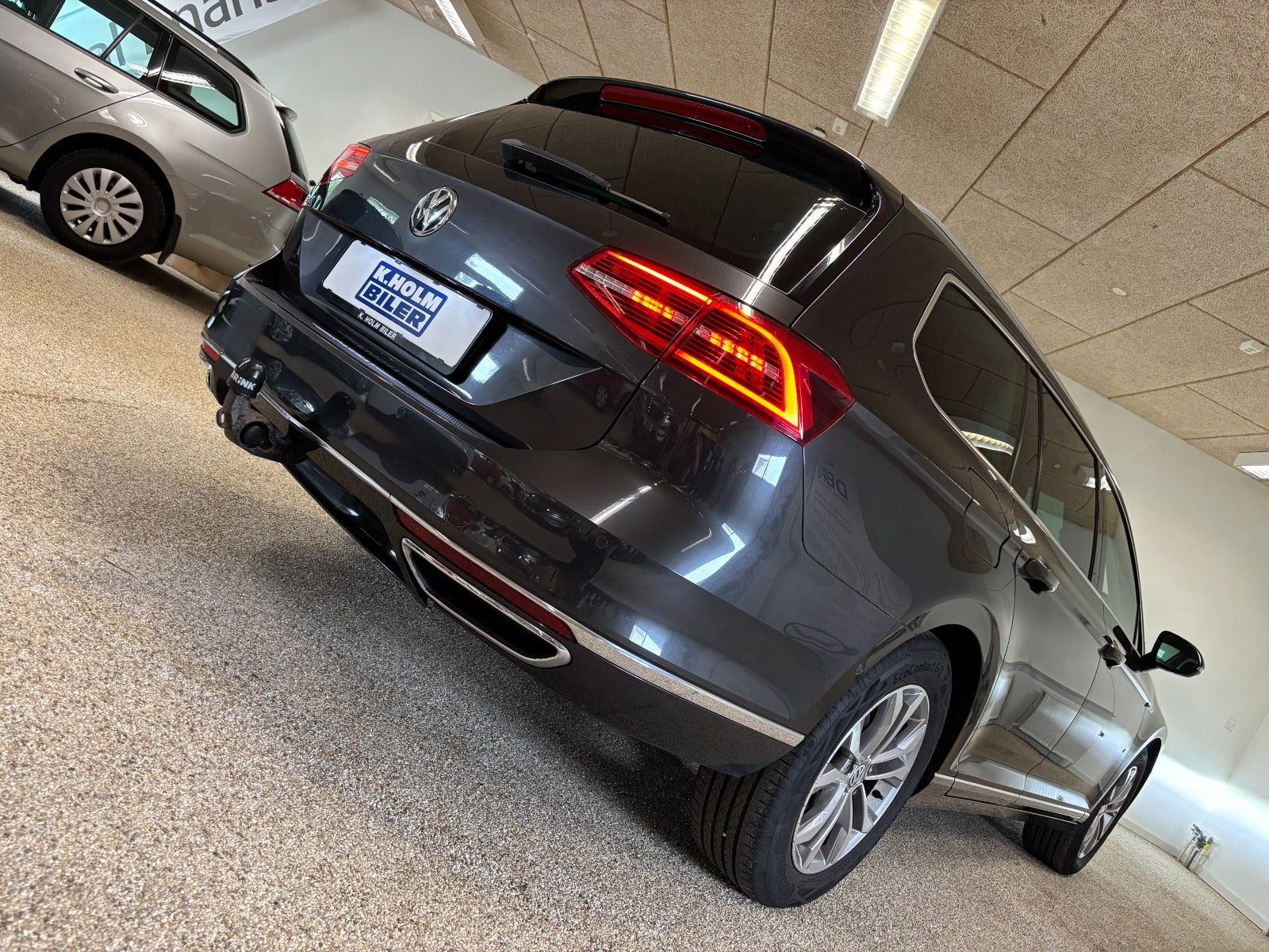 Grå VW Passat fra 2018