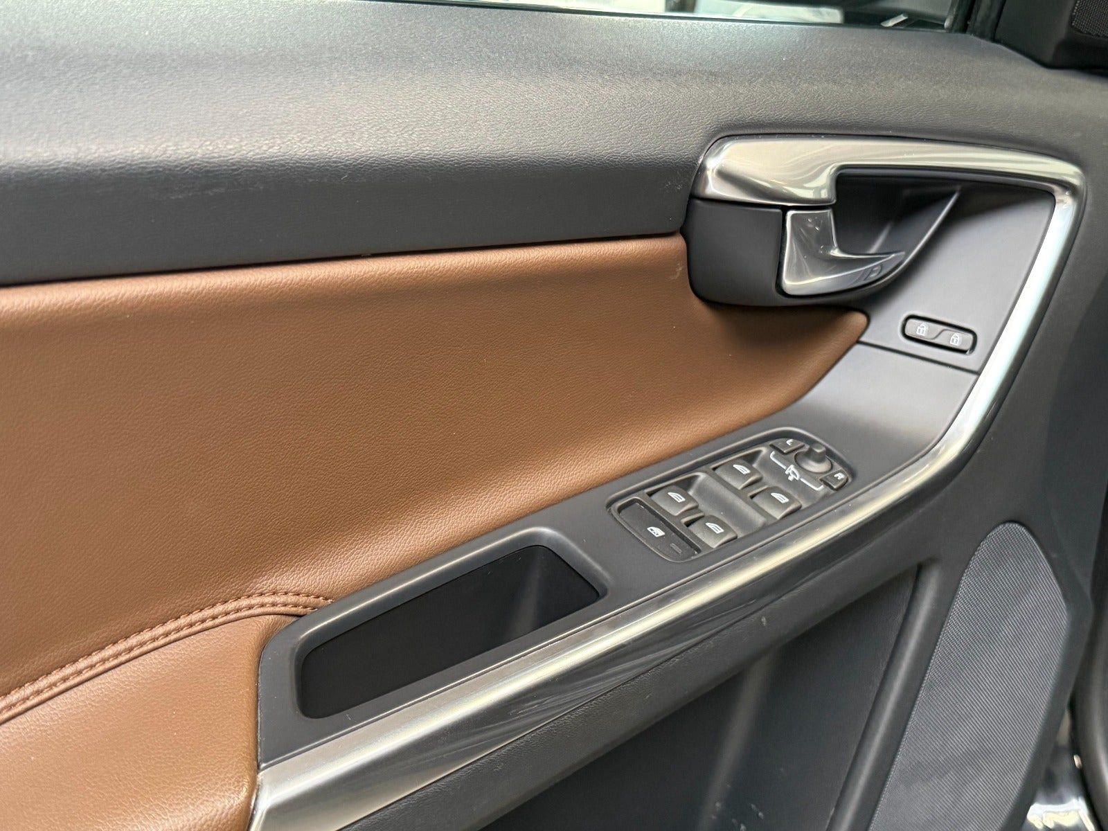 Sort Volvo XC60 fra 2016