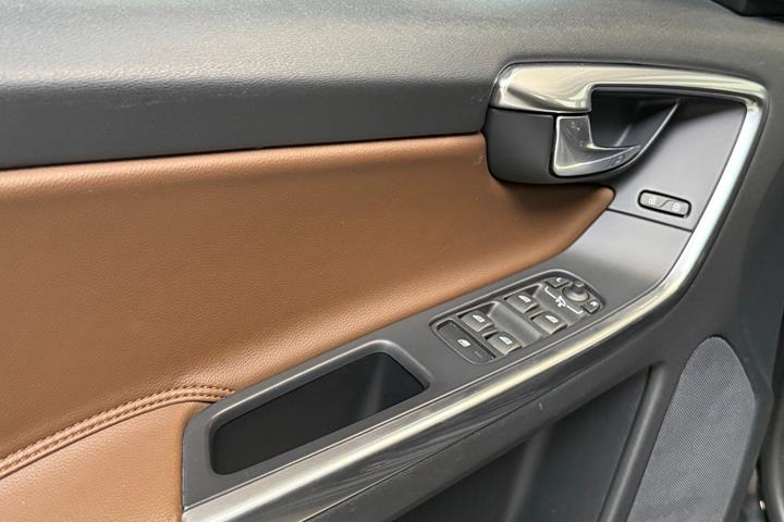 Sort Volvo XC60 fra 2016