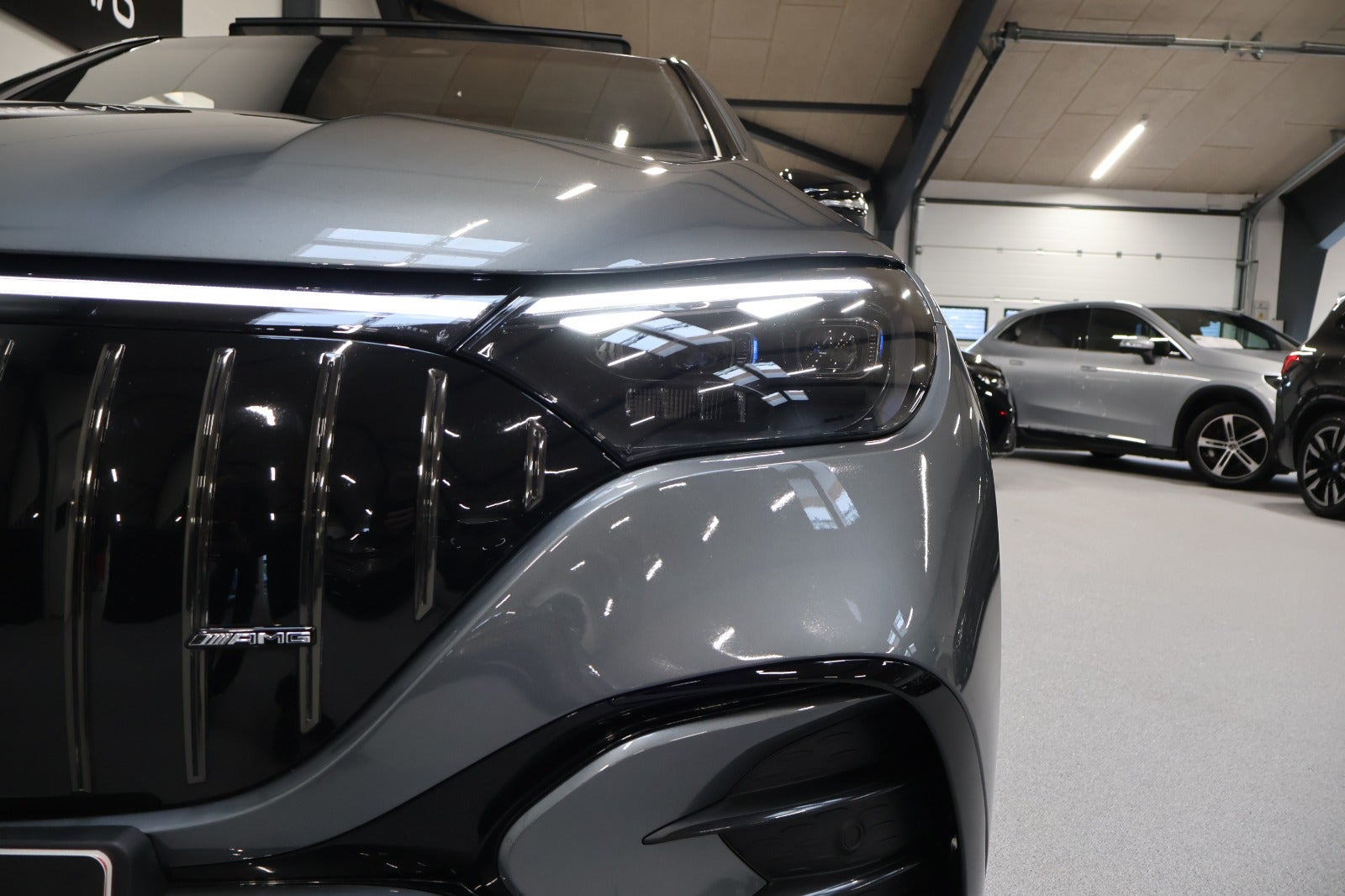 Grå Mercedes EQE43 fra 2023