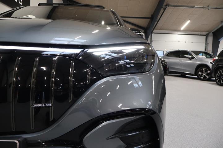 Grå Mercedes EQE43 fra 2023