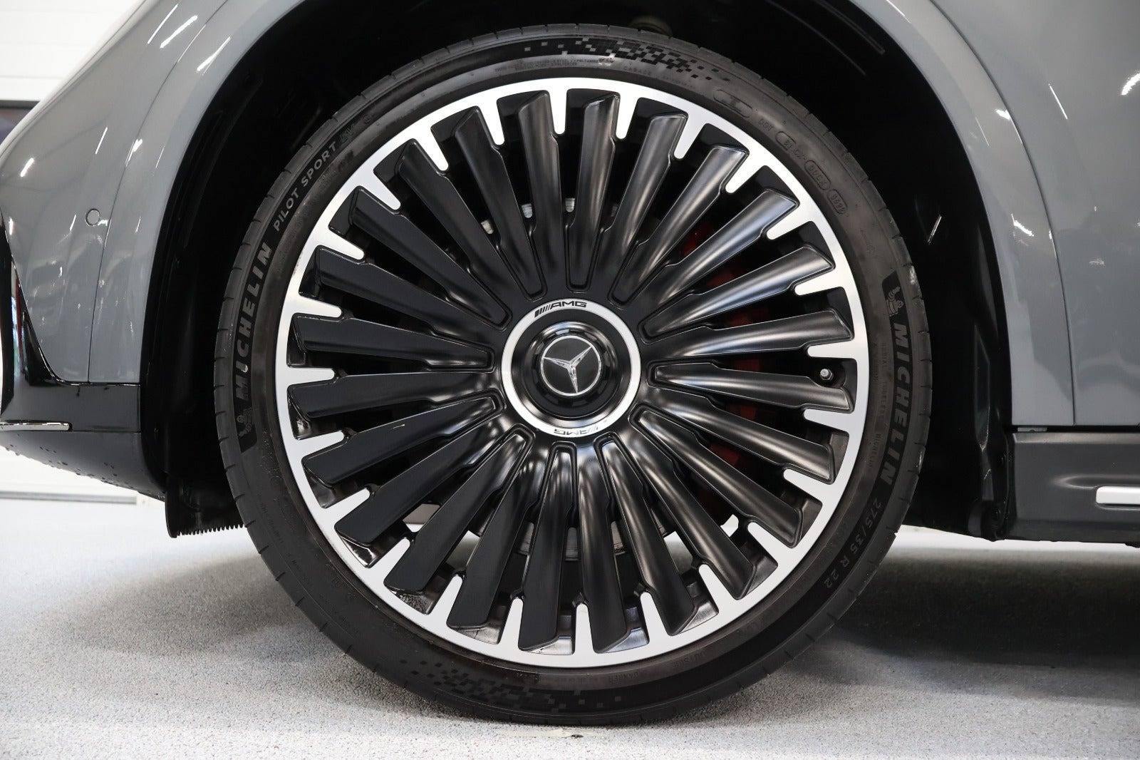 Grå Mercedes EQE43 fra 2023