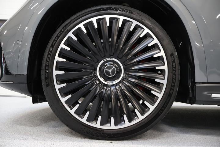 Grå Mercedes EQE43 fra 2023