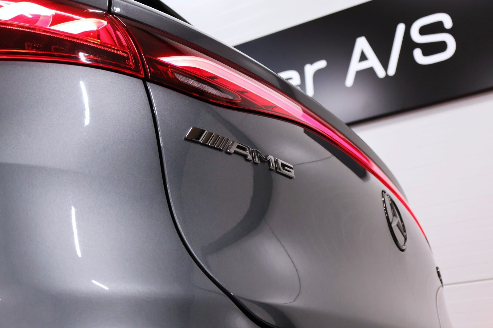 Grå Mercedes EQE43 fra 2023