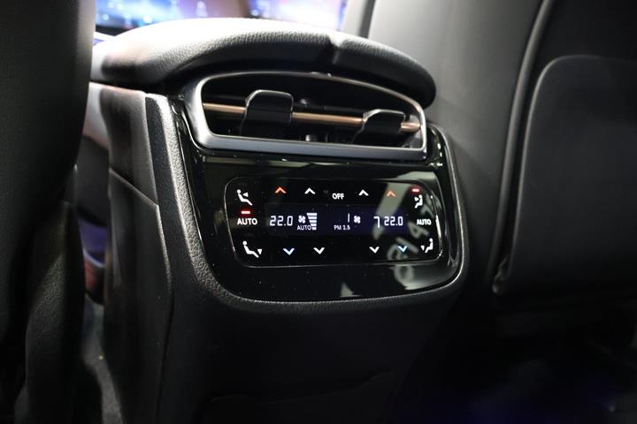 Grå Mercedes EQE43 fra 2023