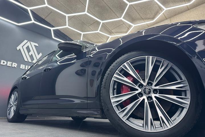 Blå Audi A6 fra 2021