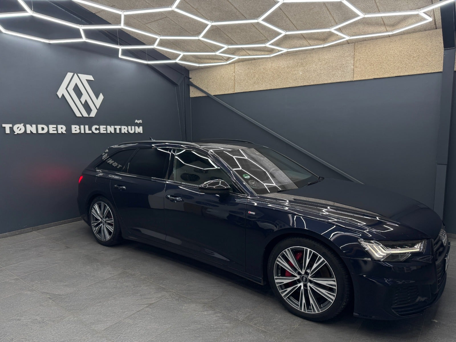 Blå Audi A6 fra 2021