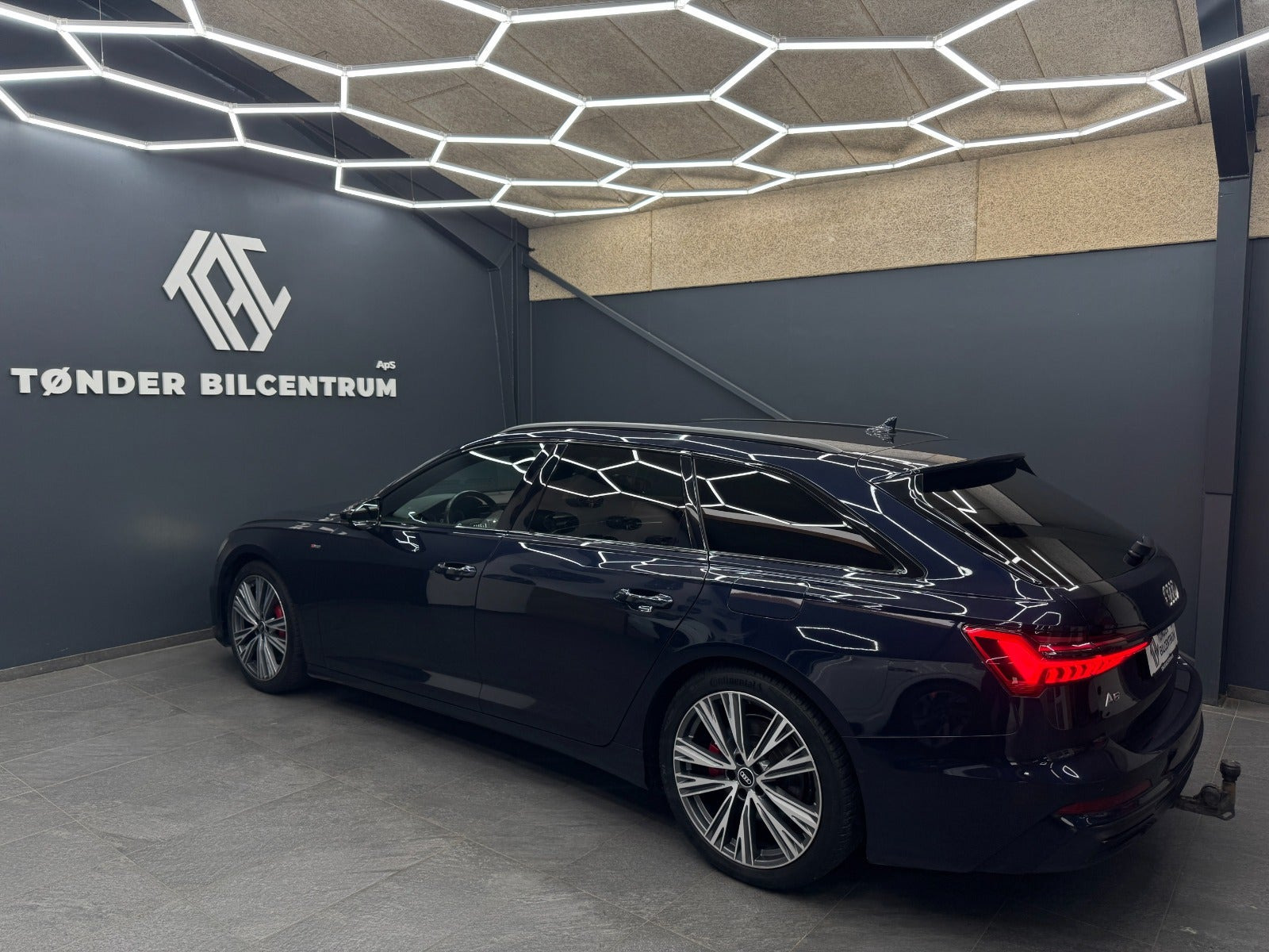 Blå Audi A6 fra 2021