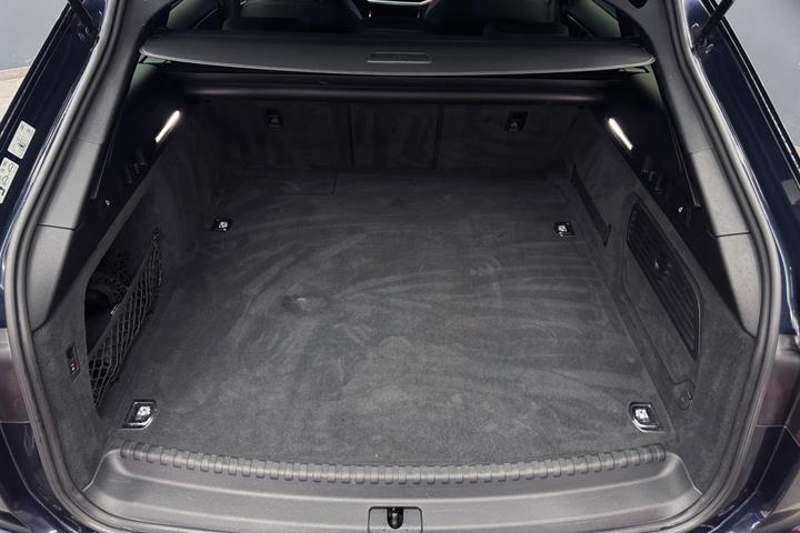 Blå Audi A6 fra 2021