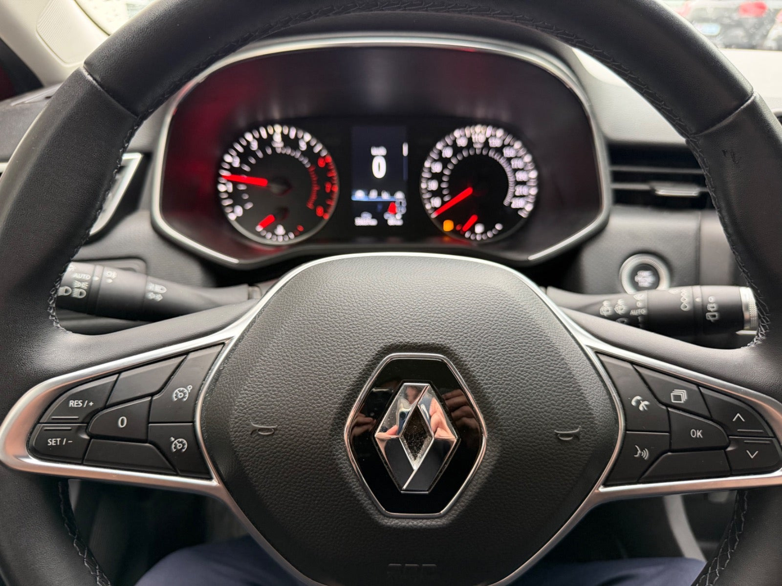 Rød Renault Clio V fra 2021