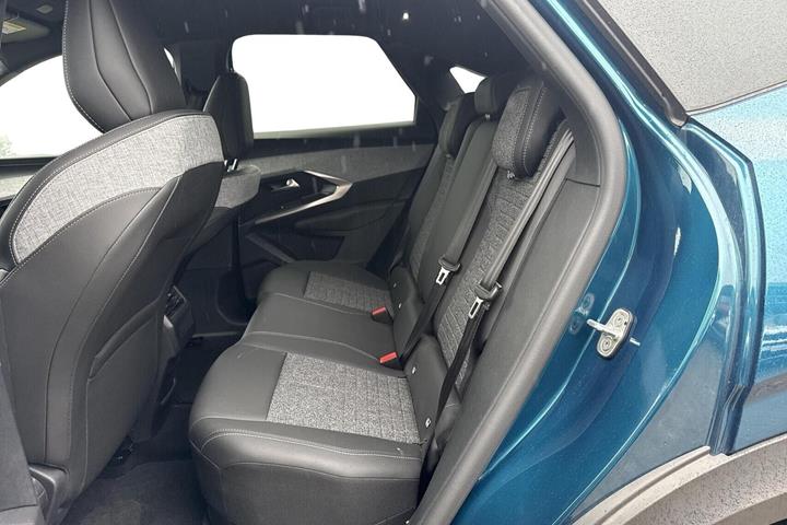 Grøn Peugeot e-3008 fra 2025