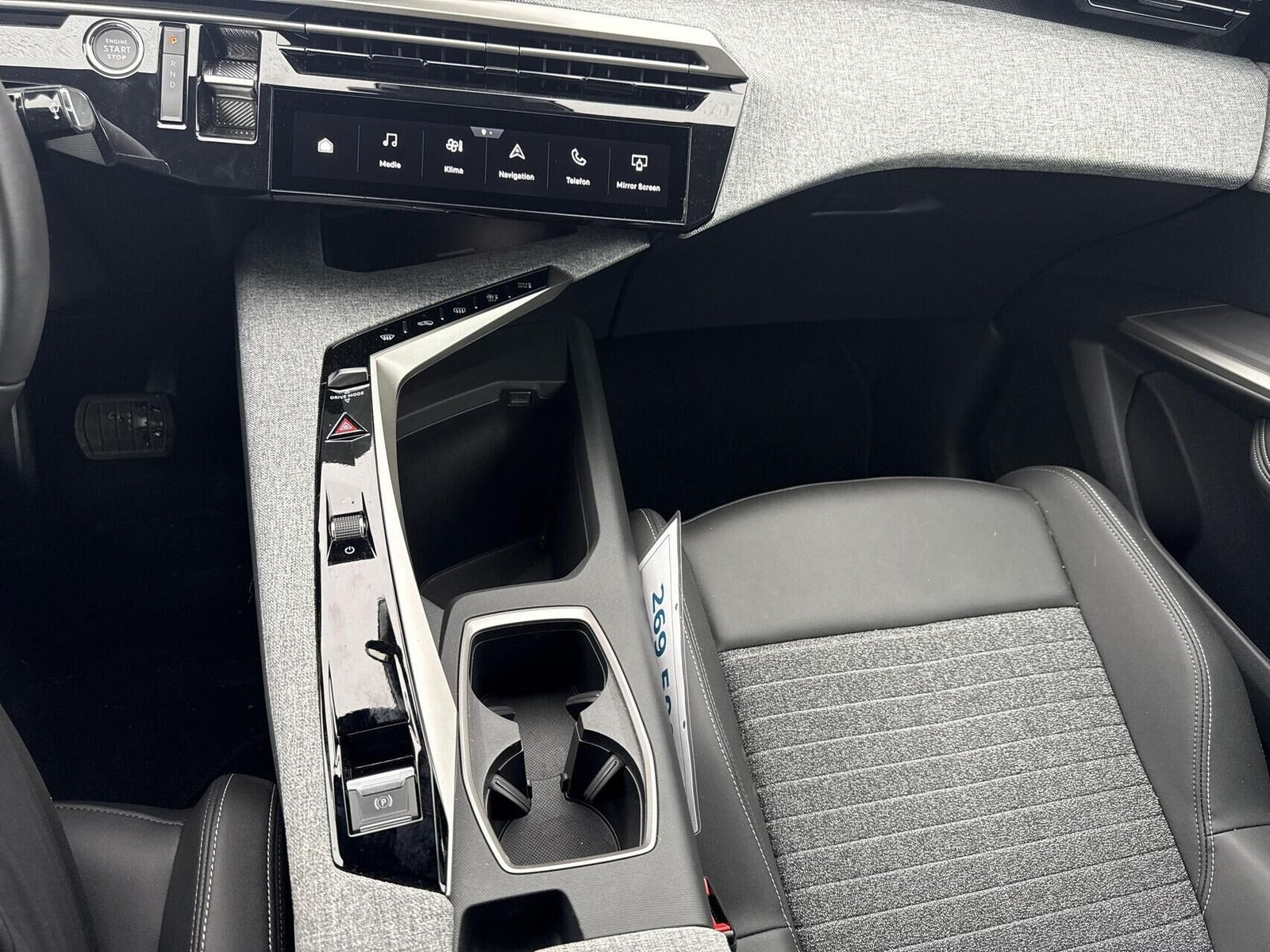 Grøn Peugeot e-3008 fra 2025