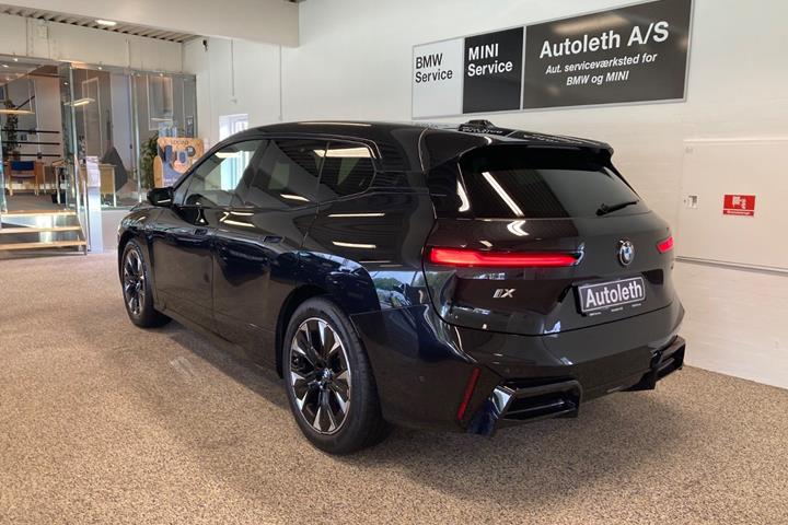 Sort BMW iX fra 2025