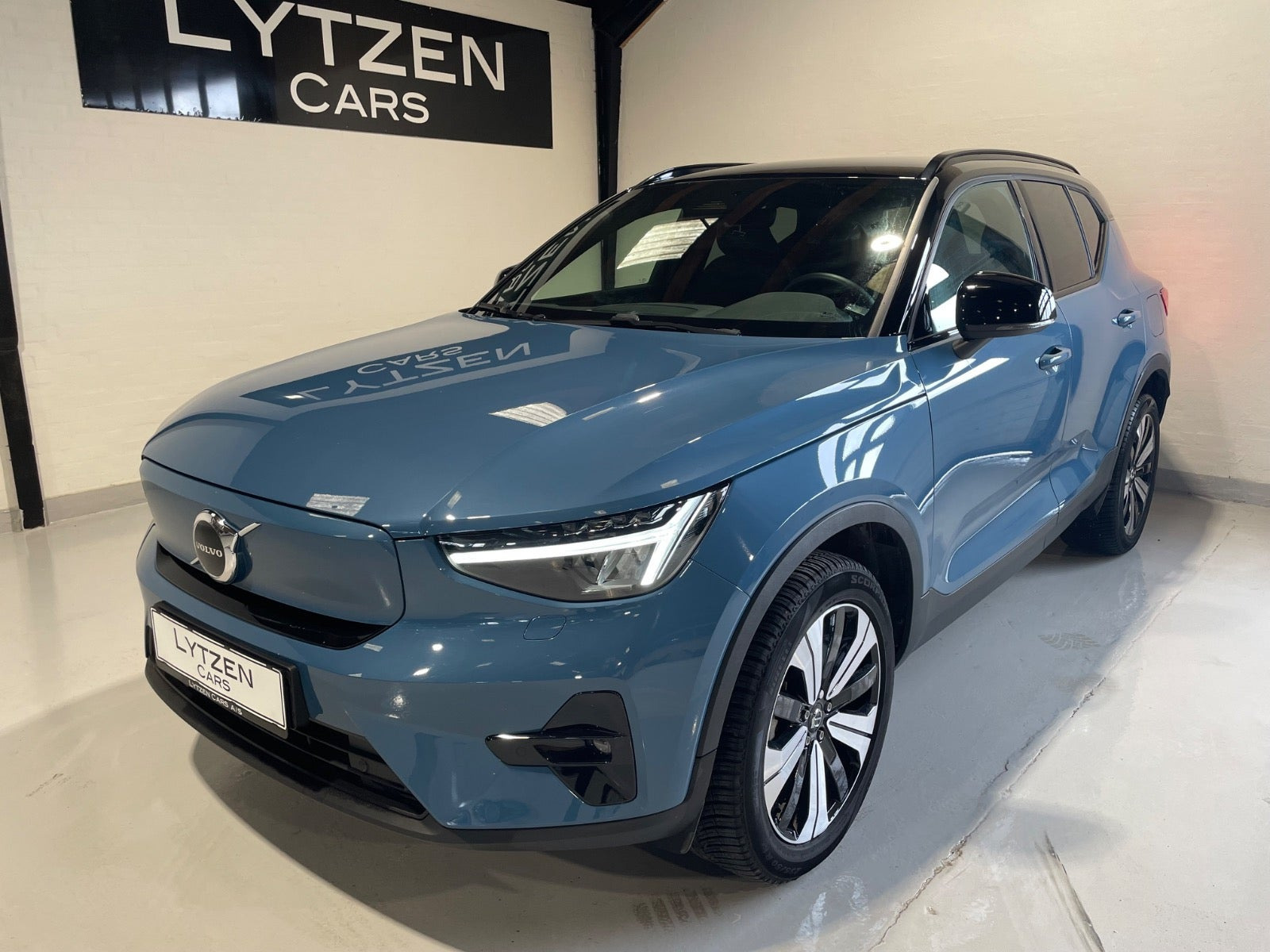 Blå Volvo XC40 fra 2023