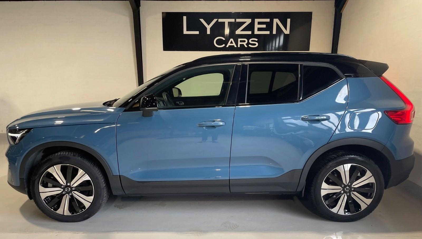 Blå Volvo XC40 fra 2023