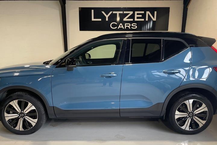 Blå Volvo XC40 fra 2023