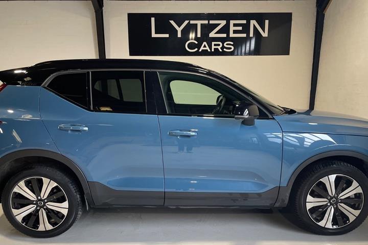 Blå Volvo XC40 fra 2023