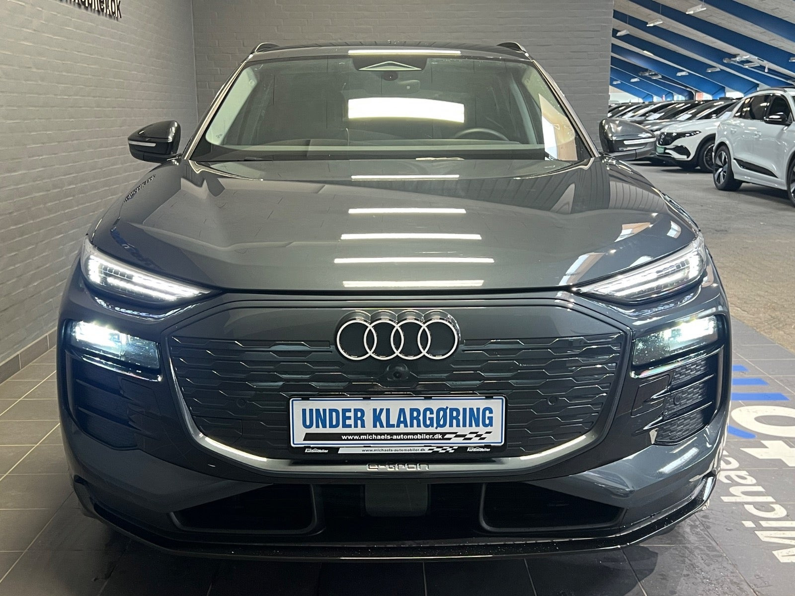 Grå Audi Q6 e-tron fra 2025